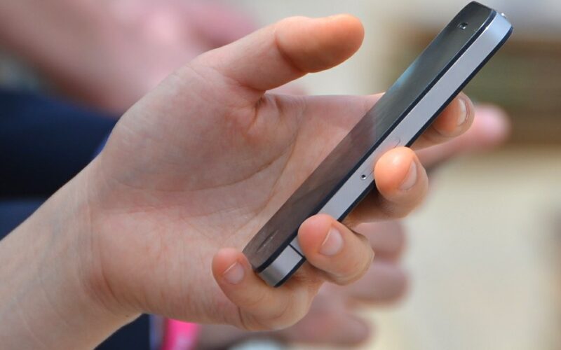 स्मार्टफोन समात्ने बानीले औँलाको बनावट बिग्रँदै, चिकित्सकले दिए चेतावनी